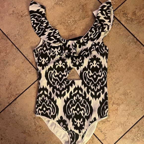 Urban Outfitters Bodysuit 🖤🤍 - Picture 1 of 6